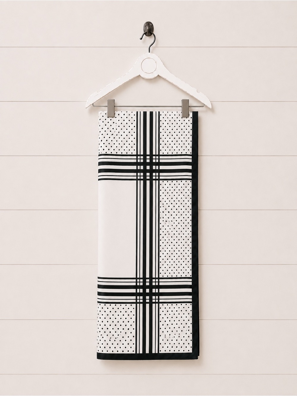 LE Chateau Scarf